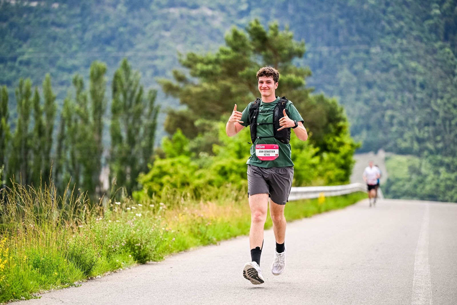 Running a marathon, thumbs up